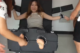 W009-熊大原创-超狠心助手捆绑脚刑挠脚心TK 34分钟