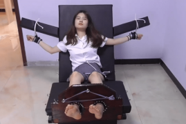 W036-熊大原创-tk处罚视频女子绑在十字架上挠脚板45分钟